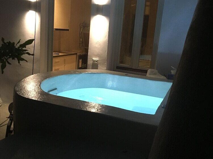 בית מלון כפרי The Muse Of Santorini   Hot Tub Suites
