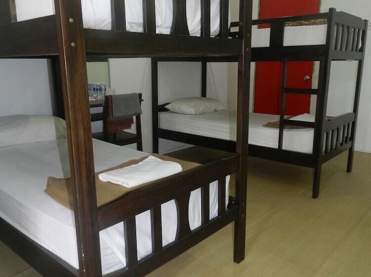 Отель The Red Cabanon