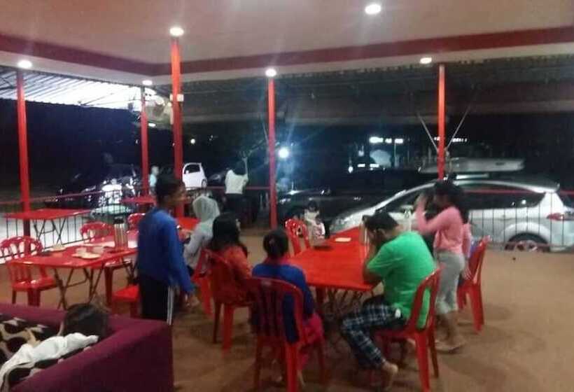 Отель The Red Cabanon