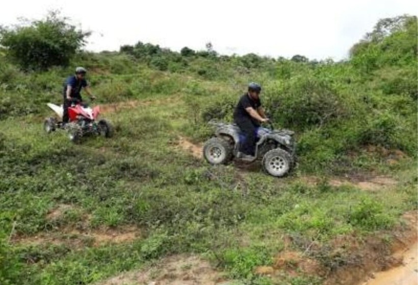 Отель The Red Cabanon