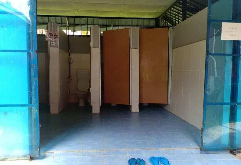 Отель The Red Cabanon