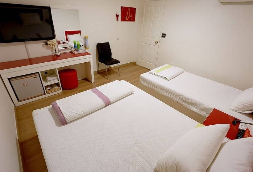 מוטל Paju Phillips