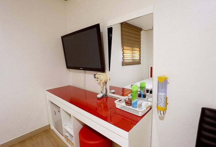 מוטל Paju Phillips