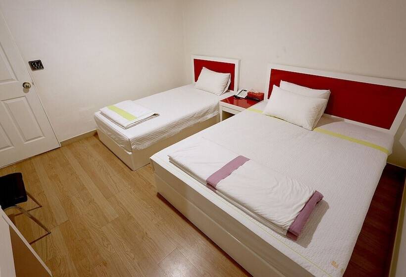 מוטל Paju Phillips