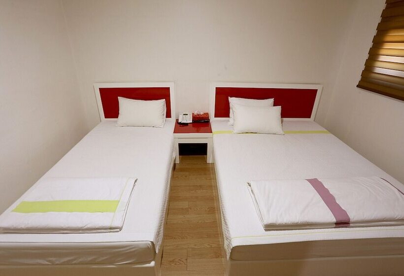 מוטל Paju Phillips