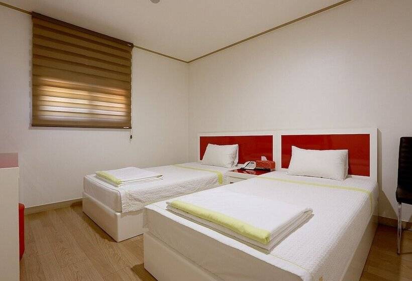 מוטל Paju Phillips