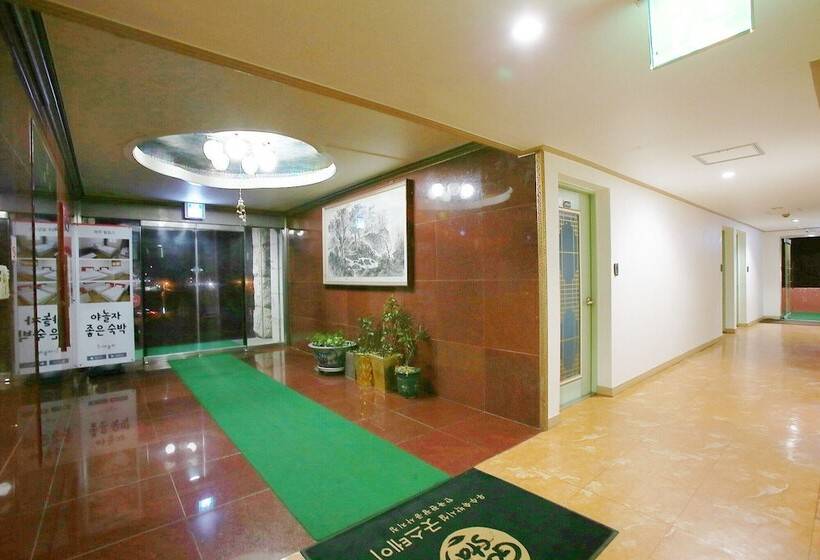 מוטל Paju Phillips