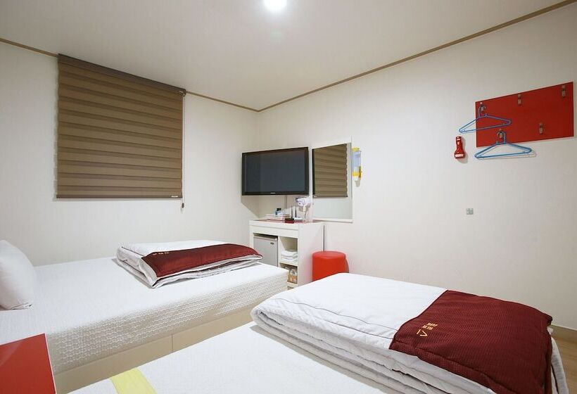 מוטל Paju Phillips