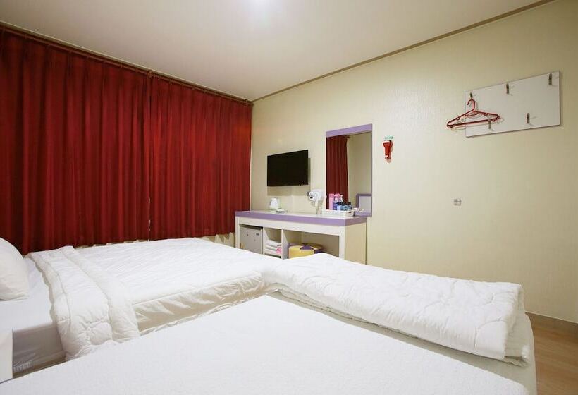 מוטל Paju Phillips