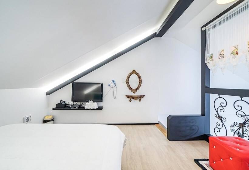 Namhae Opera House Pension