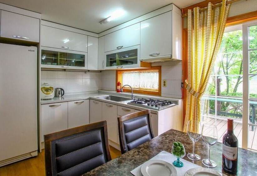 Taean Sky Lake Pension