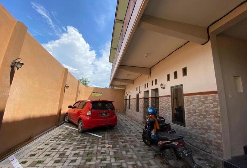 בית מלון כפרי Reddoorz Near Mojokerto Train Station