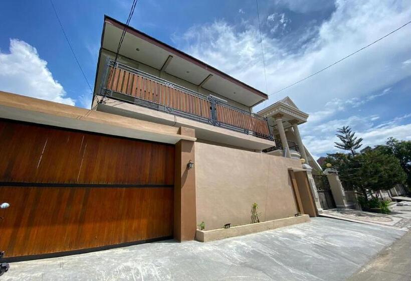 فندق Reddoorz Near Mojokerto Train Station