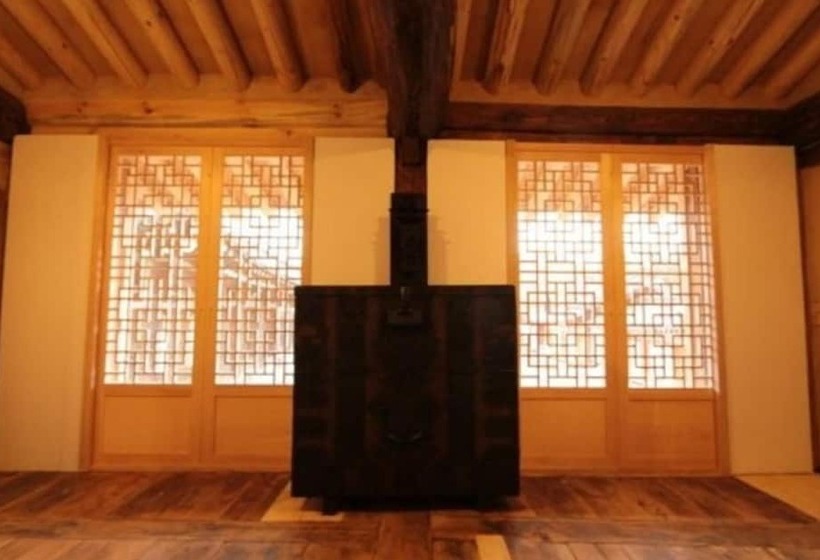 בית מלון כפרי Youngcheon Gwiaegotaek Hanok Pension