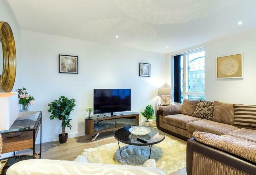 هتل 2 Bed Property Close To Heathrow Airport