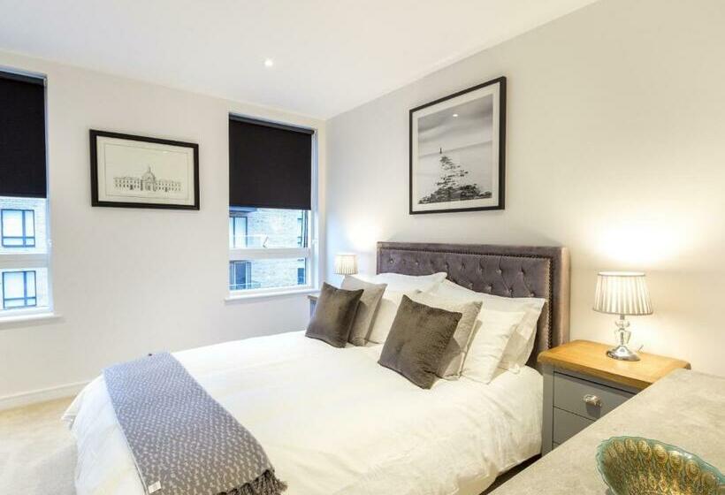 酒店 2 Bed Property Close To Heathrow Airport