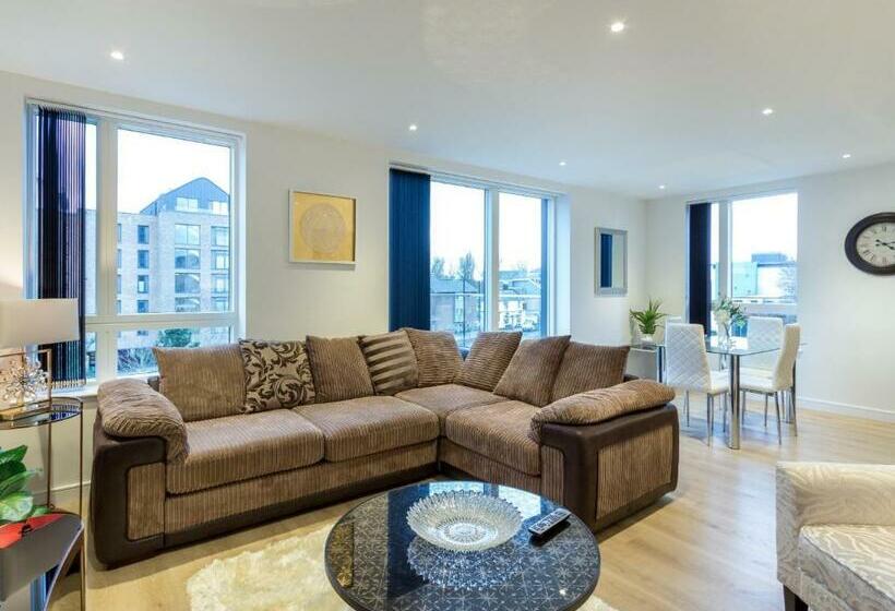 هتل 2 Bed Property Close To Heathrow Airport