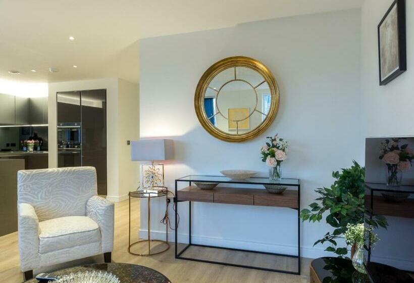 酒店 2 Bed Property Close To Heathrow Airport