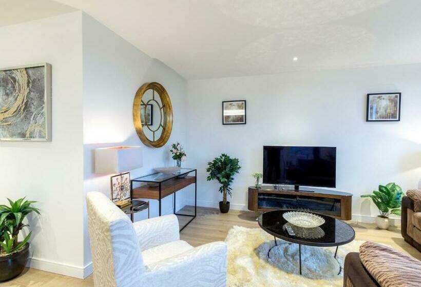 酒店 2 Bed Property Close To Heathrow Airport