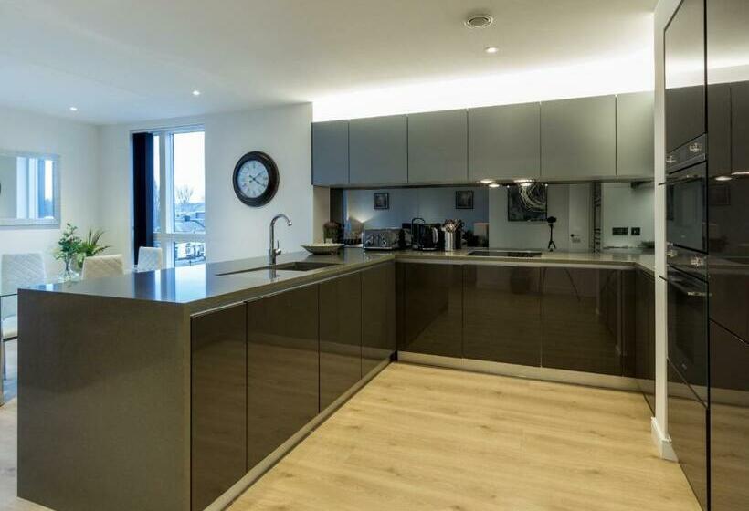 هتل 2 Bed Property Close To Heathrow Airport