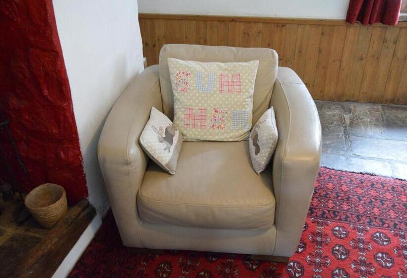 ホテル Sweetbriar Cottage Bed & Breakfast And Camping