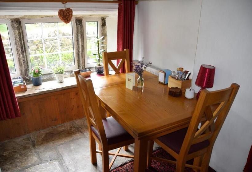 ホテル Sweetbriar Cottage Bed & Breakfast And Camping