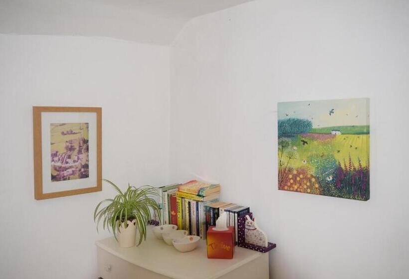 ホテル Sweetbriar Cottage Bed & Breakfast And Camping