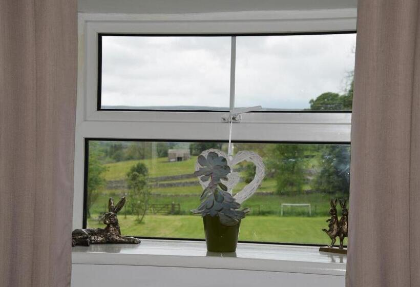 ホテル Sweetbriar Cottage Bed & Breakfast And Camping