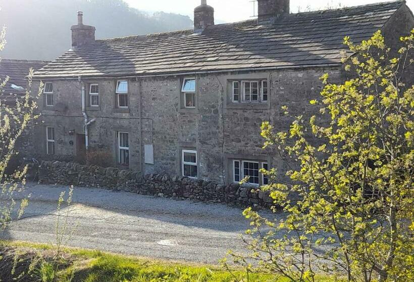 ホテル Sweetbriar Cottage Bed & Breakfast And Camping