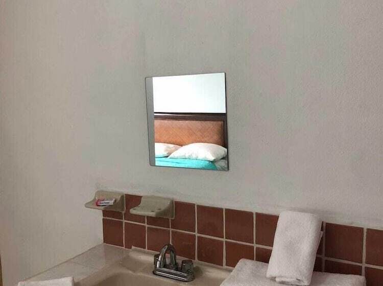 Отель Airport Sleepy Inn