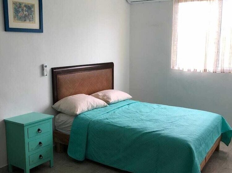 Отель Airport Sleepy Inn