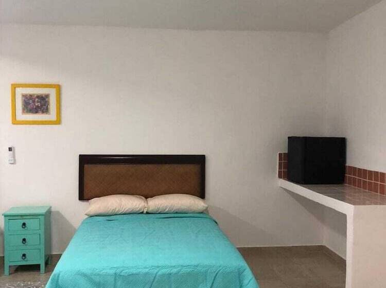 Отель Airport Sleepy Inn