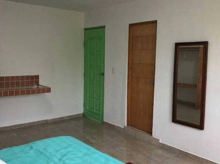 Отель Airport Sleepy Inn