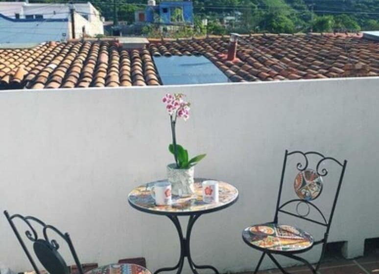 Отель Casa Flores Bed & Breakfast