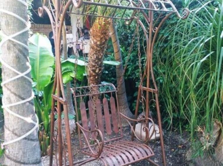 Отель Casa Flores Bed & Breakfast