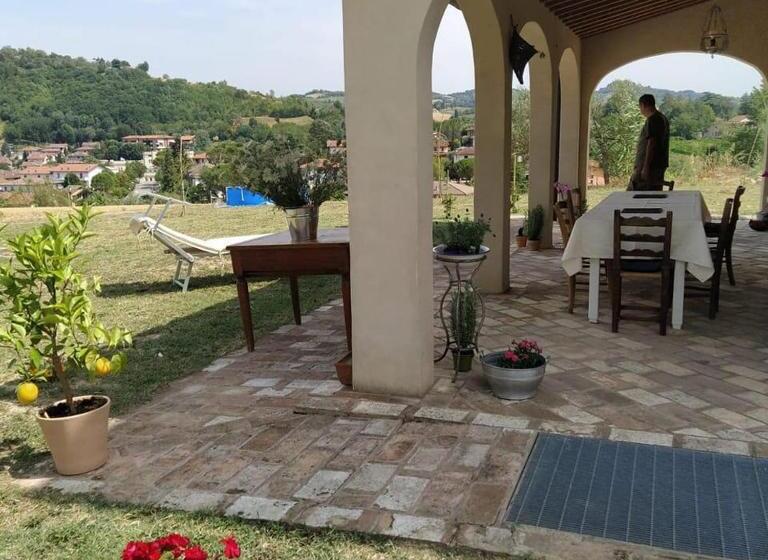 ベッドアンドブレックファースト Beb Montefratta