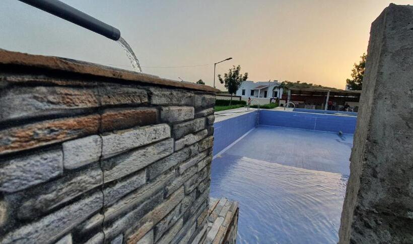 ホテル Krishna Farm & Forest