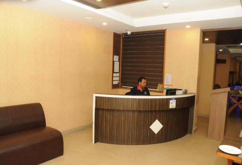 호텔 Madhuvan Suites By Blues