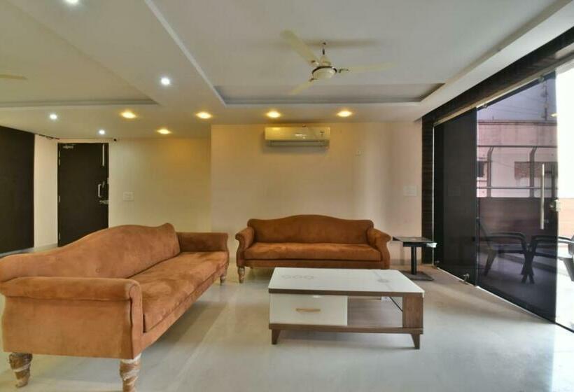 Отель The Clovers Inn