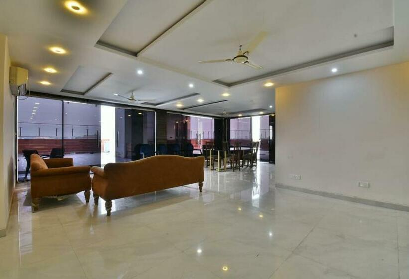 Отель The Clovers Inn