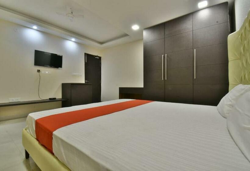 Отель The Clovers Inn