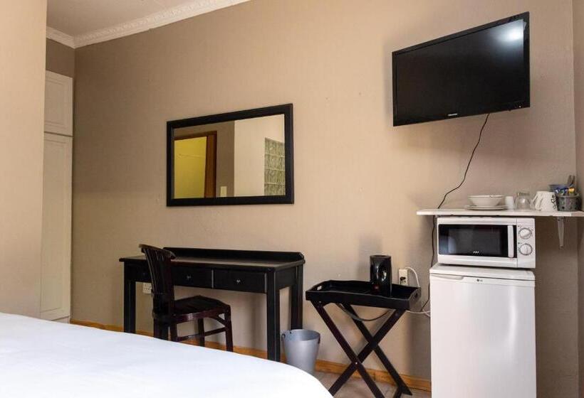 פנסיון Ikhutse Manor Guesthouse