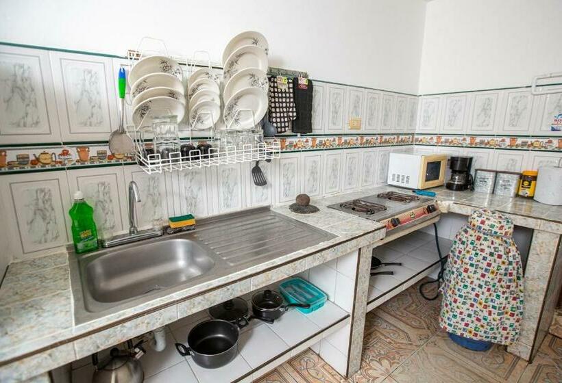 Пансион Komodo Alojamiento Hostal Autoservicio, Ubicado Muy Cerca Al Centro Histórico Baño Privado, Wifi