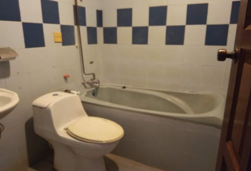 בית מלון כפרי Oyo 90376 Centre Point