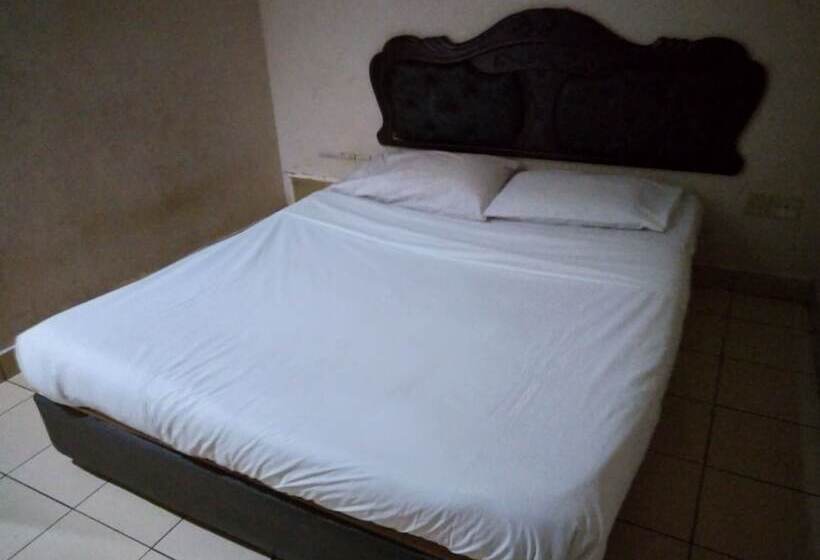 בית מלון כפרי Oyo 90376 Centre Point