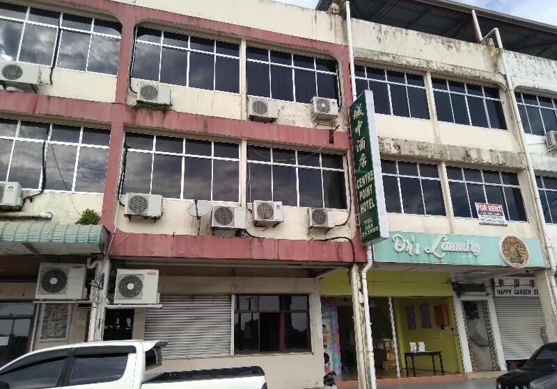 בית מלון כפרי Oyo 90376 Centre Point