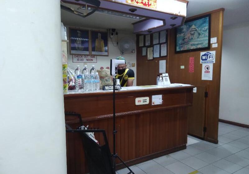 בית מלון כפרי Oyo 90376 Centre Point