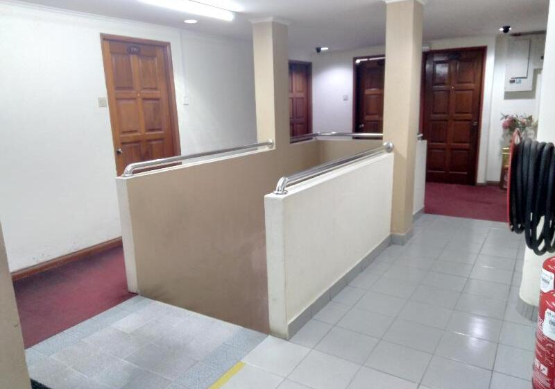 בית מלון כפרי Oyo 90376 Centre Point