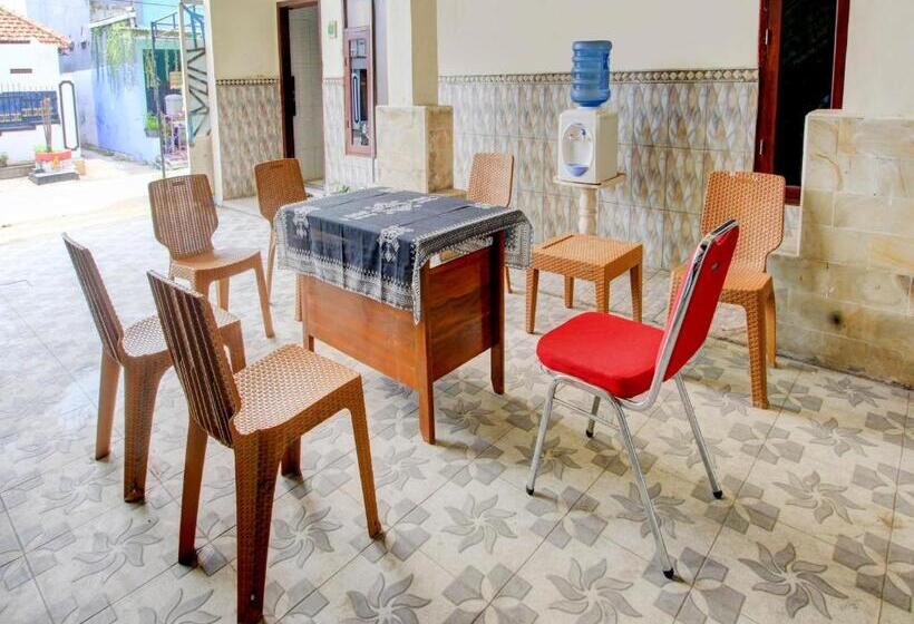 فندق Oyo 90725 Zeevanna Guest House Syariah