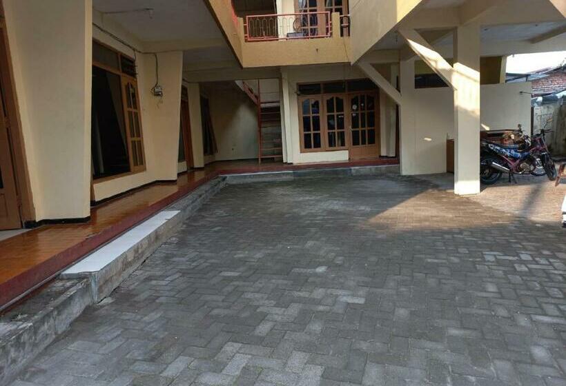 Отель Oyo 90757 Am Key Villa Tretes 1